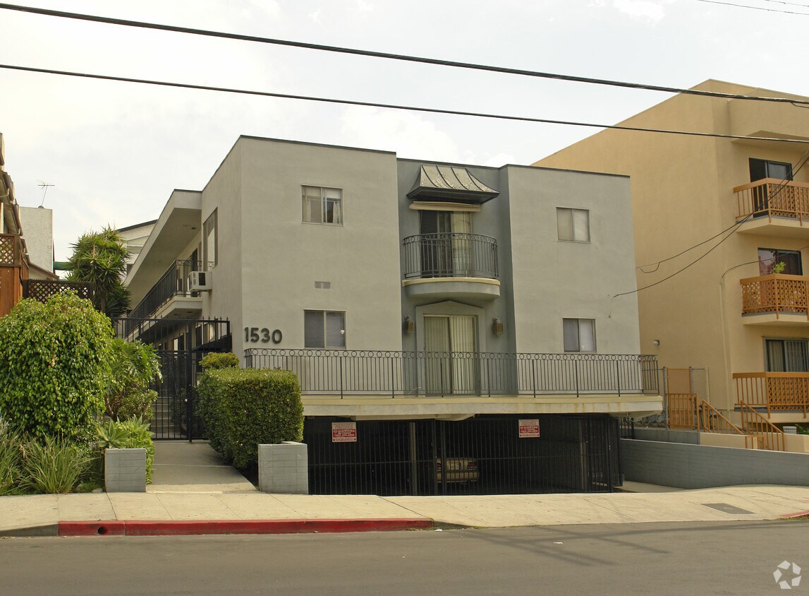 Primary Photo - FlexRenter N Formosa - Furnished Flexible ...