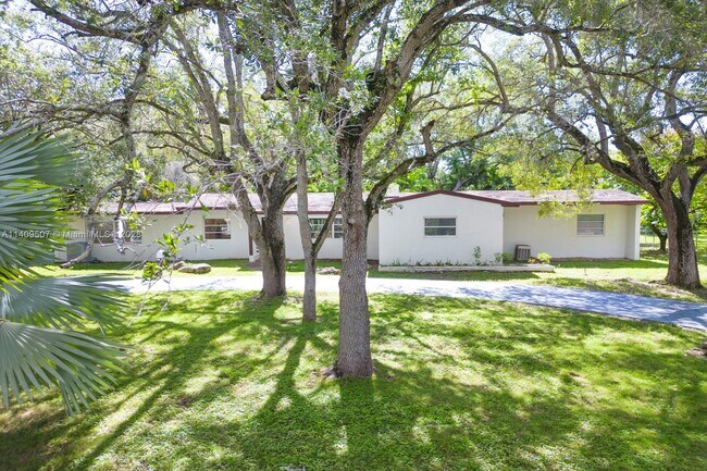 Building Photo - 10501 SW 64th Ave