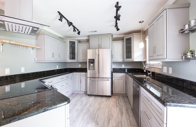 Building Photo - 1661 Mariposa Dr