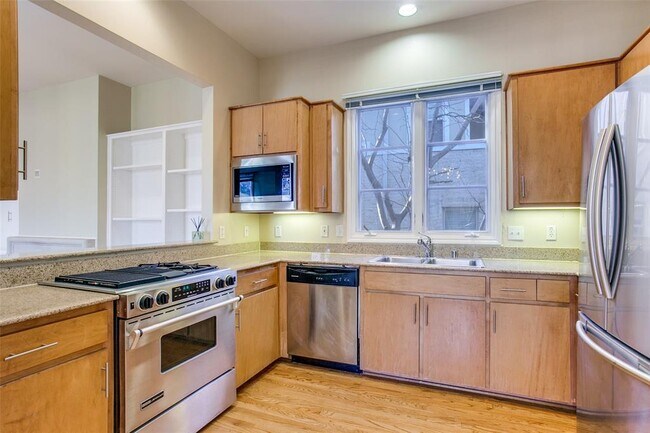Building Photo - 3915 Cole Ave