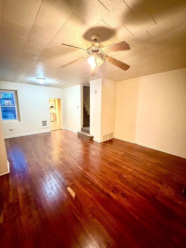 Foto del edificio - 631 E Madison St