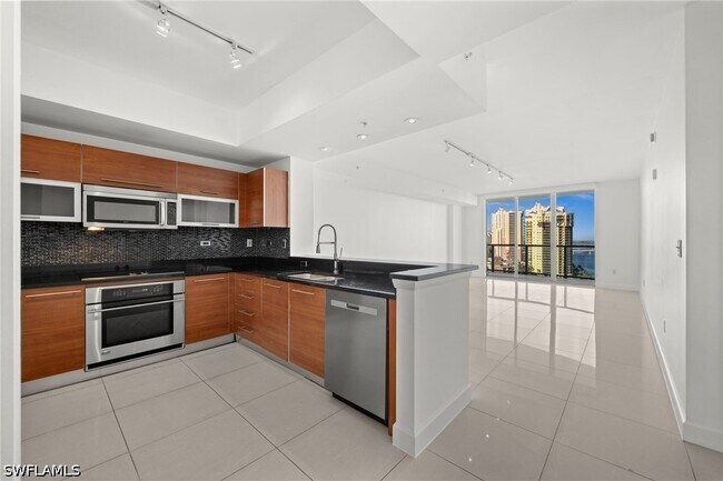 Building Photo - 3000 Oasis Grand Blvd