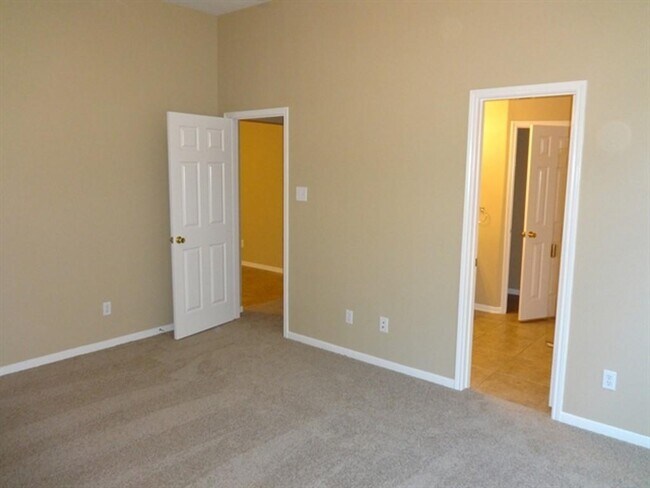 Foto del edificio - 8030 Safflower Dr