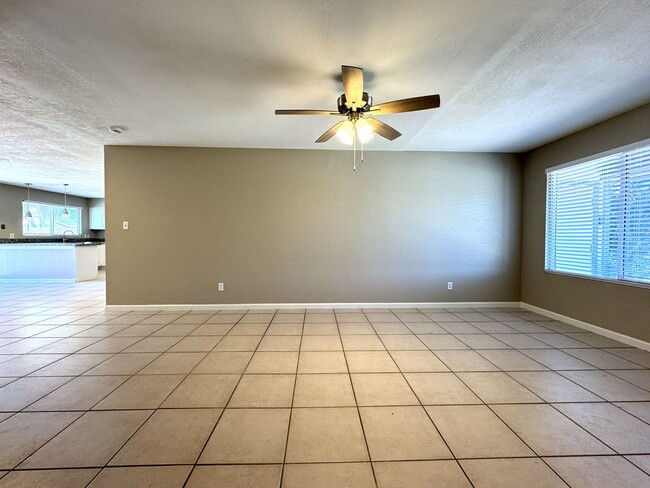 Foto del edificio - CORNER LOT 3 BEDROOM PLUS DEN WITH FIREPLACE AND LARGE YARD