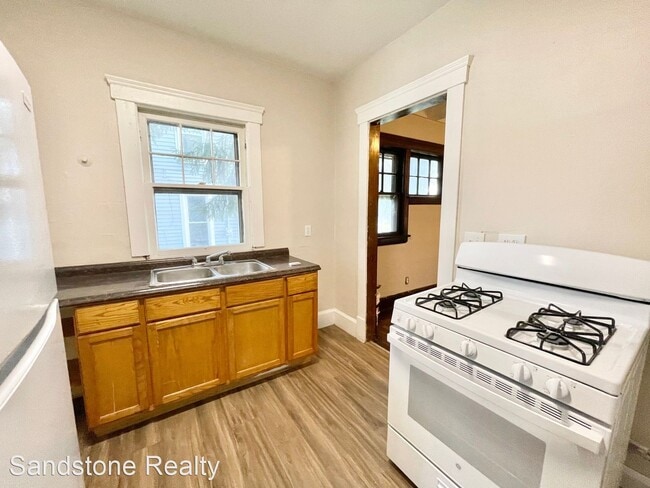 Building Photo - 5 br, 1.5 bath House - 1222 Lake Avenue
