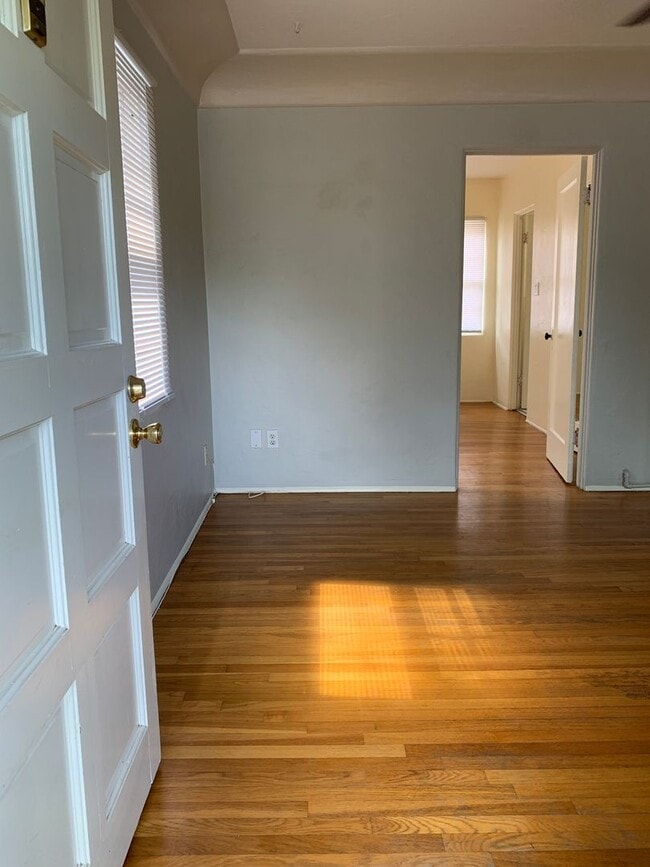 Building Photo - Spacious 1 bedroom