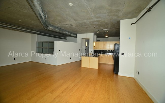 Building Photo - 505 E 6th St
