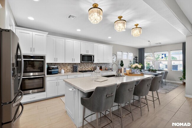 Building Photo - 4060 S Thistle Dr