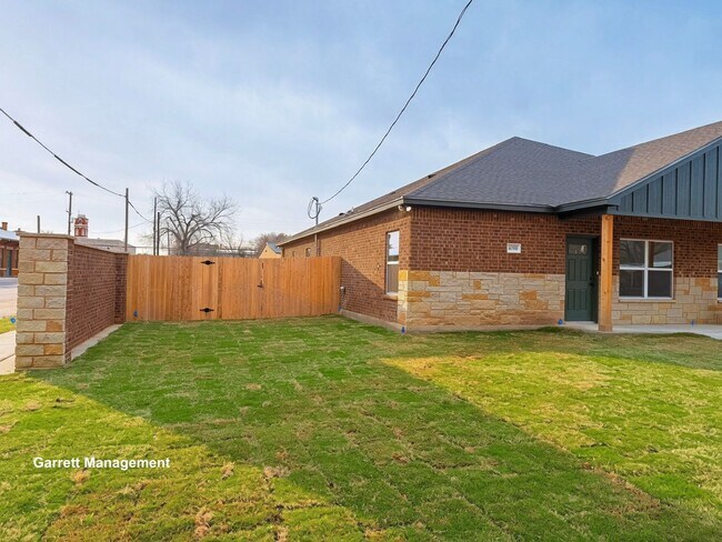 Foto del edificio - New Construction 3/2 Duplex