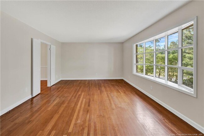 Building Photo - 2701 Lake Club Dr