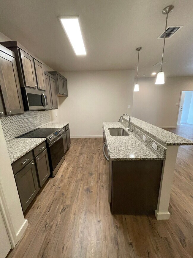 Foto del edificio - Beautiful New Townhome Located South of To...