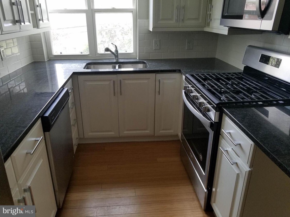 Primary Photo - 2333 16th St SE
