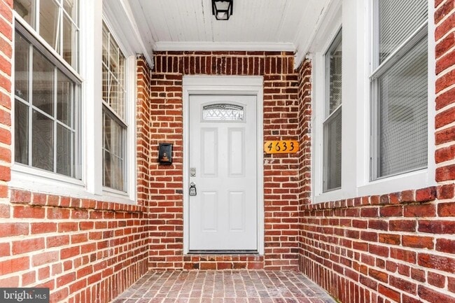 Building Photo - 4633 Kernwood Ave