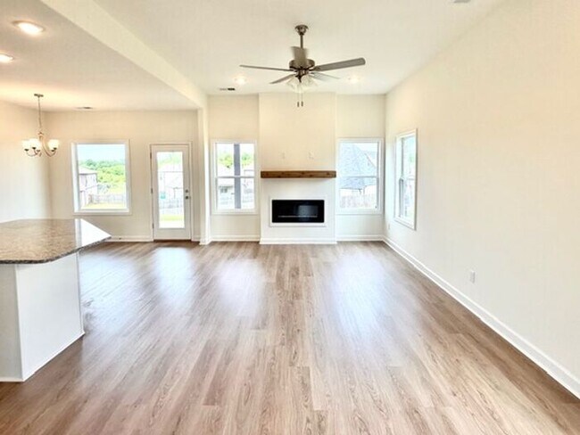 Foto del edificio - Open House! Now Available in Oakland! Brand New 4-bedroom 2.5 bath home.
