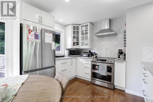 Building Photo - 926 Charleswood Ave
