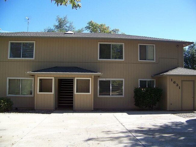 Building Photo - 1631 Bramble Pl