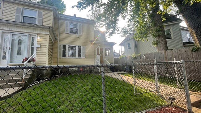 Building Photo - 13 Whitman St