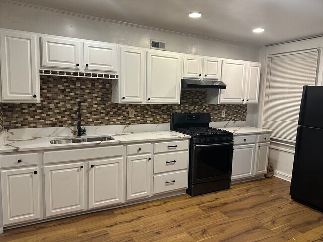 Building Photo - Spacious Rooms! Finished Basement! W/D Hook-Up!! Available Now!