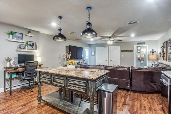 Foto del edificio - 3 Bed 3 Bath on 5 Acres in Pilot Point