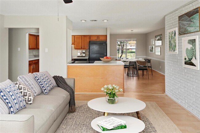 Foto del edificio - 222 Pleasant Grove Ave