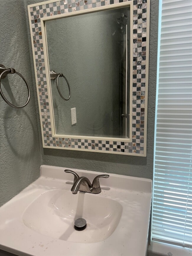 Building Photo - 4323 Continental Dr