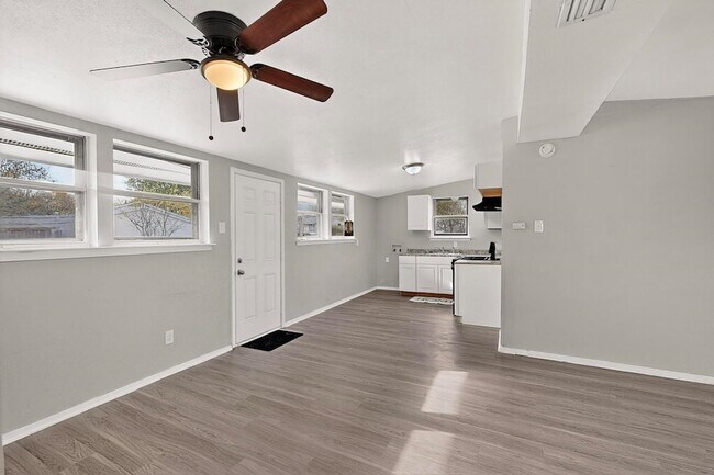 Foto del edificio - 534 Henderson Cir