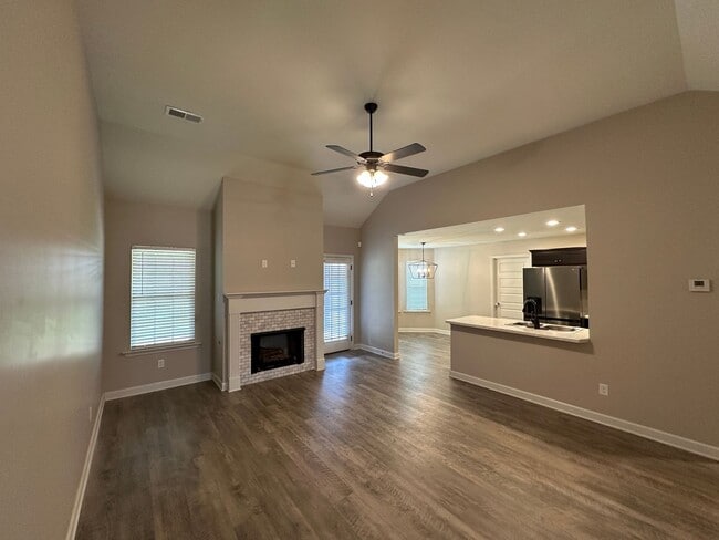 Building Photo - Available NOW in Southaven! Like New 3 BR/...