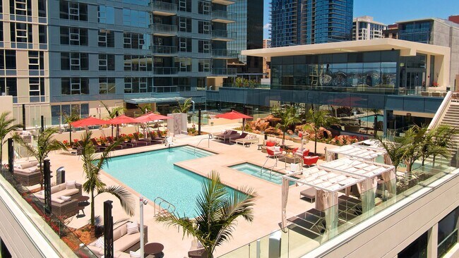 Foto del edificio - Savina By Bosa, 9th Floor Unit Available March 7th!