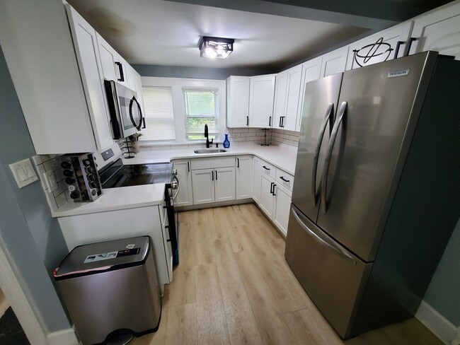 Building Photo - Fully Furnished 3BR Home with Garage & Large Yard – Move-In Ready!