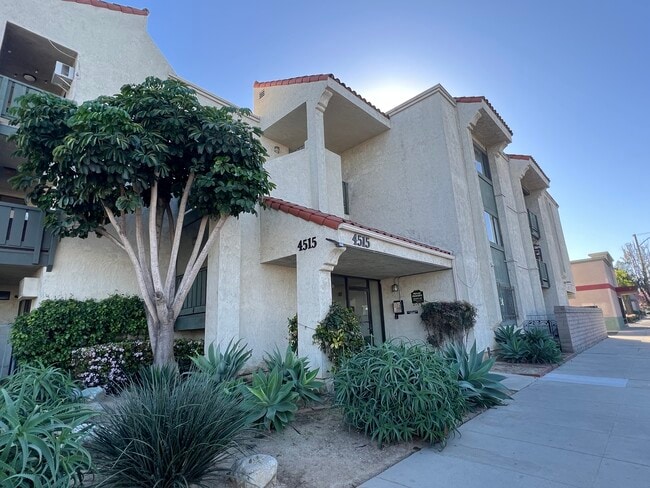 Building Photo - 4515 California Ave