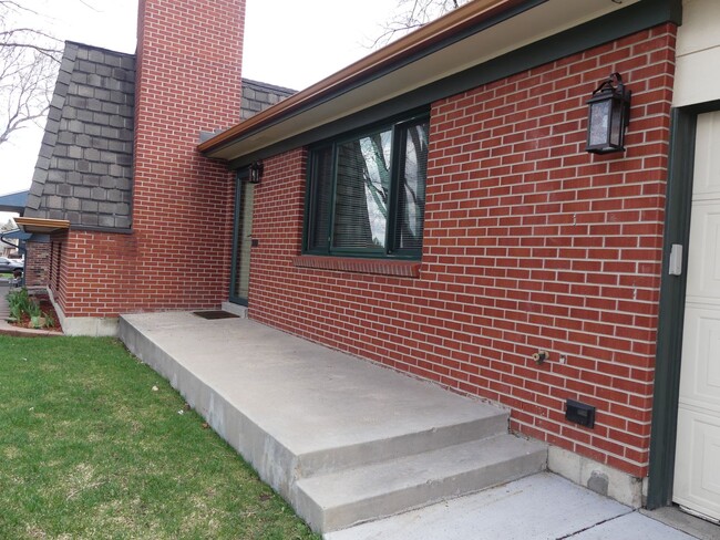 Foto del edificio - Remodeled 4 bedroom! Fenced backyard! 2 Ca...