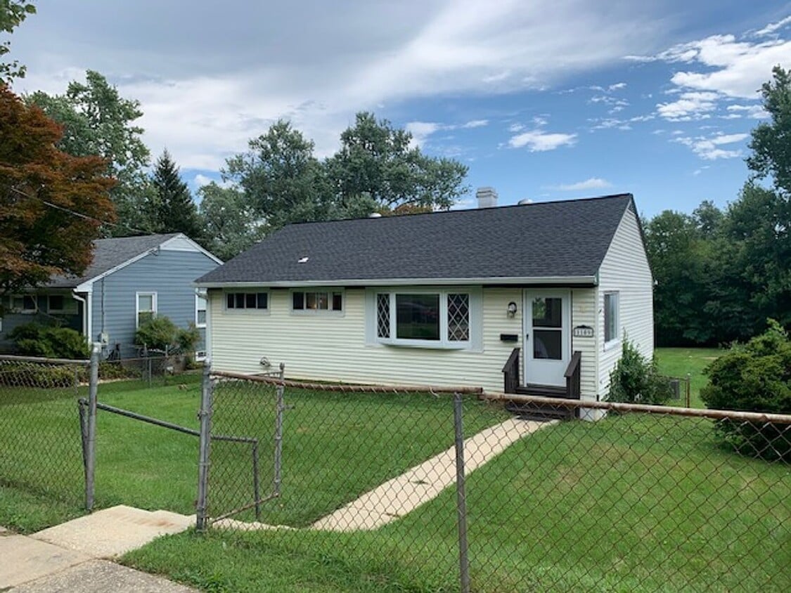 Building Photo - 1109 Broadwood Dr