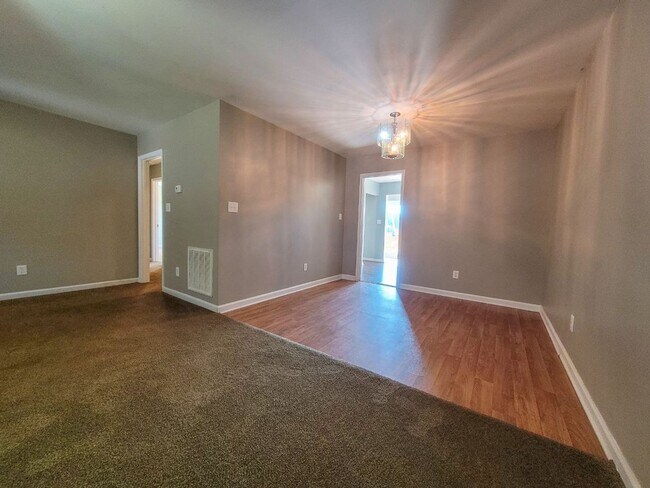 Foto del edificio - Spacious 3BD, 2.5BA Duplex in Clayton with Large Fenced Backyard