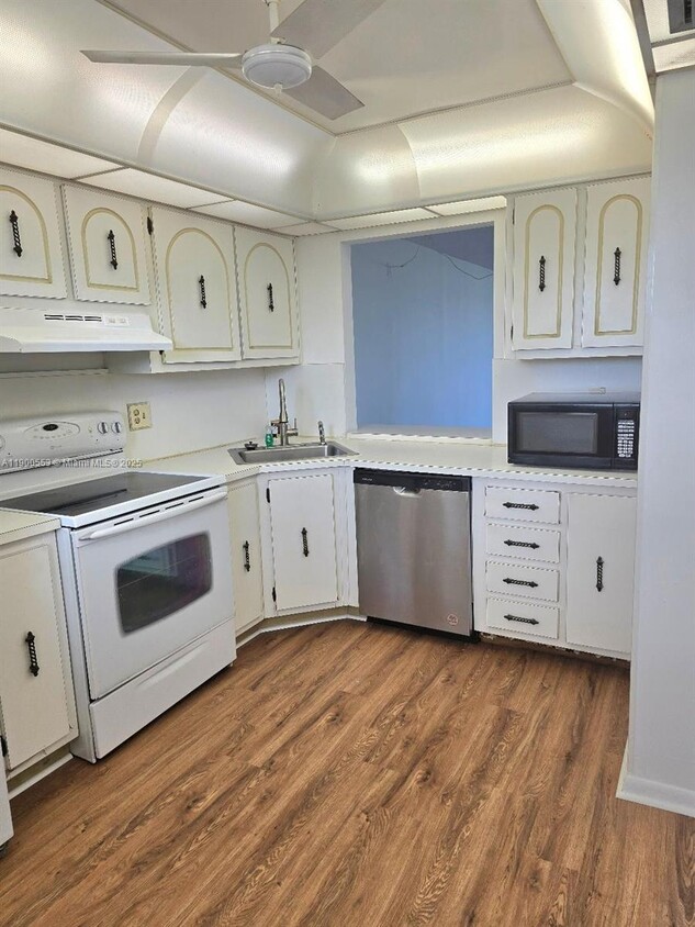 Foto principal - 2571 Aragon Blvd