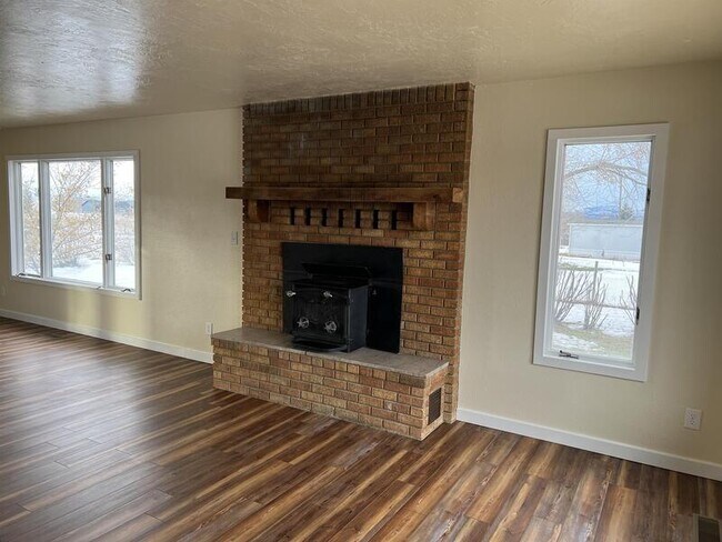 Building Photo - 3750 Heather Dr