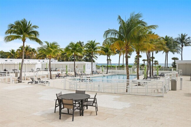 Foto del edificio - 4925 Collins Ave