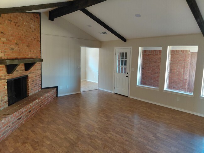 Foto del edificio - 3305 Lynbrook Dr