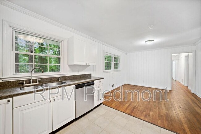 Building Photo - 2833 Rockcliff Rd SE