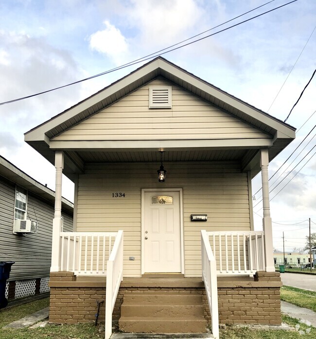 Building Photo - 1334 Monroe St