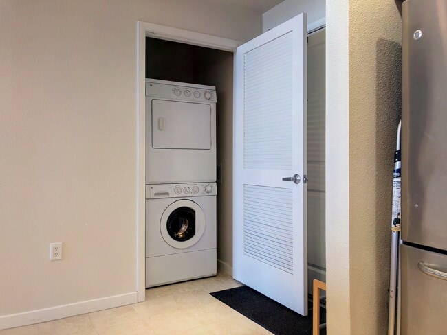 Building Photo - 1 Bed, 1 Bath Penthouse Level Condo w Park...