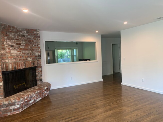 Foto del edificio - Los Altos, Very Nice  3 Bedroom 2.5 Bath H...