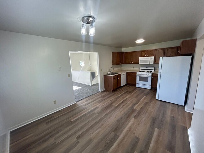 Building Photo - 2 bedroom, 1.5 bath Townhouse style apartm...