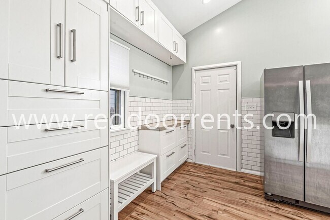 Foto del edificio - Inviting Fountain Square Home with Charact...