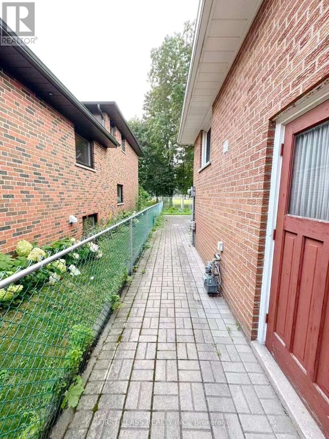 Building Photo - 1353 Myron Dr