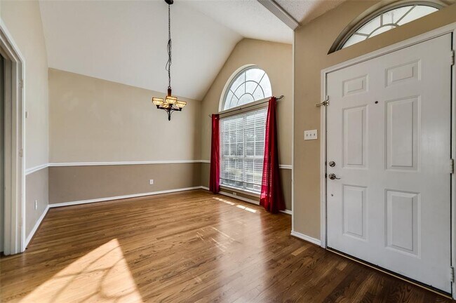 Building Photo - 1204 Surrey Cir
