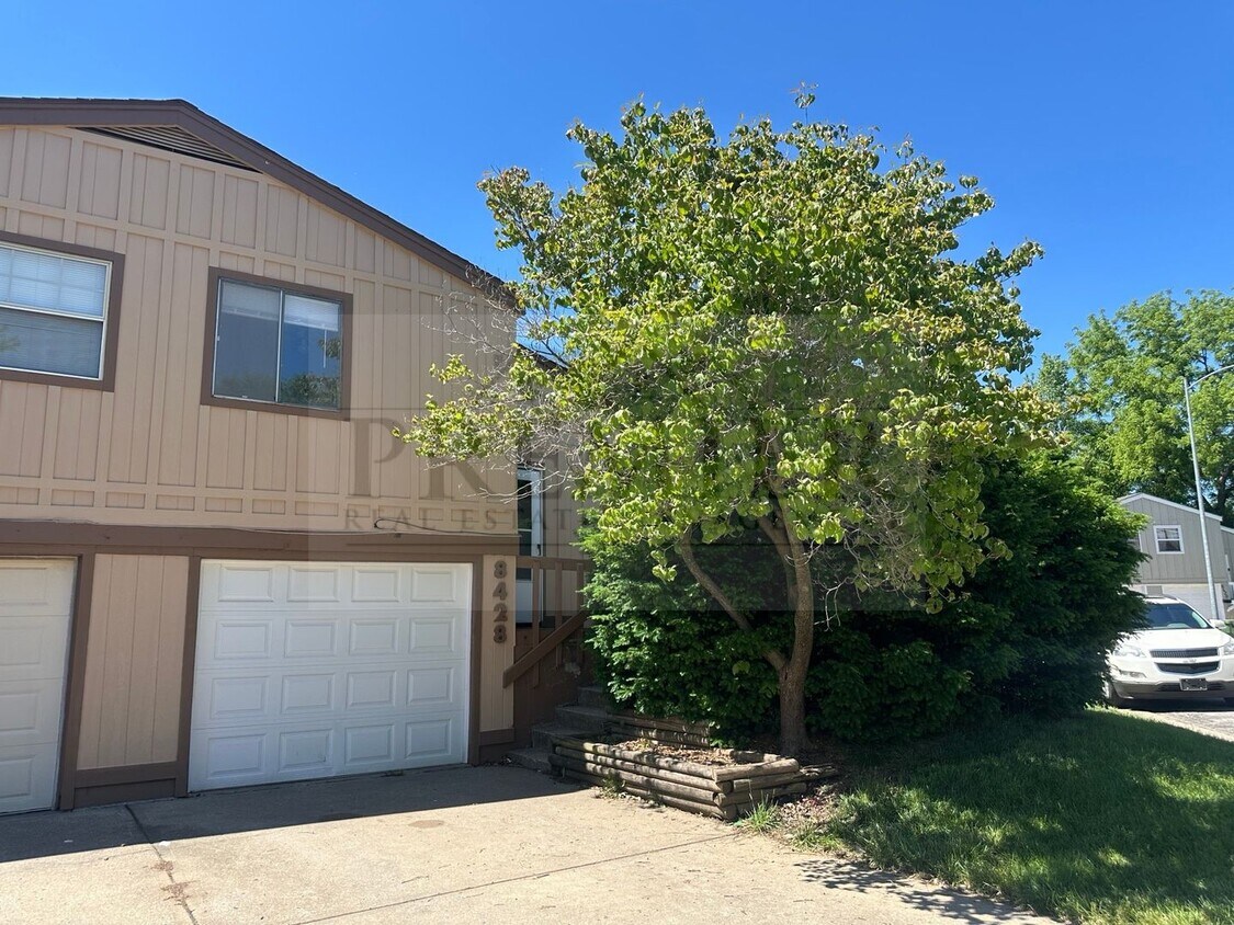 Foto principal - 3 bed / 1 bath duplex for rent - $1425- re...
