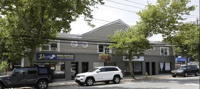 Building Photo - 376 Larkfield Rd