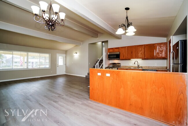 Building Photo - Move-in Ready 4 BR, 2.5 BA home