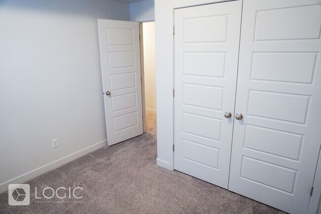 Foto del edificio - 15297 S Revolutionary Way