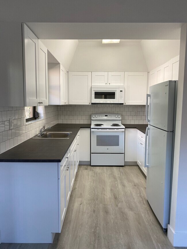 Kitchen - 237 NW 41st Ave